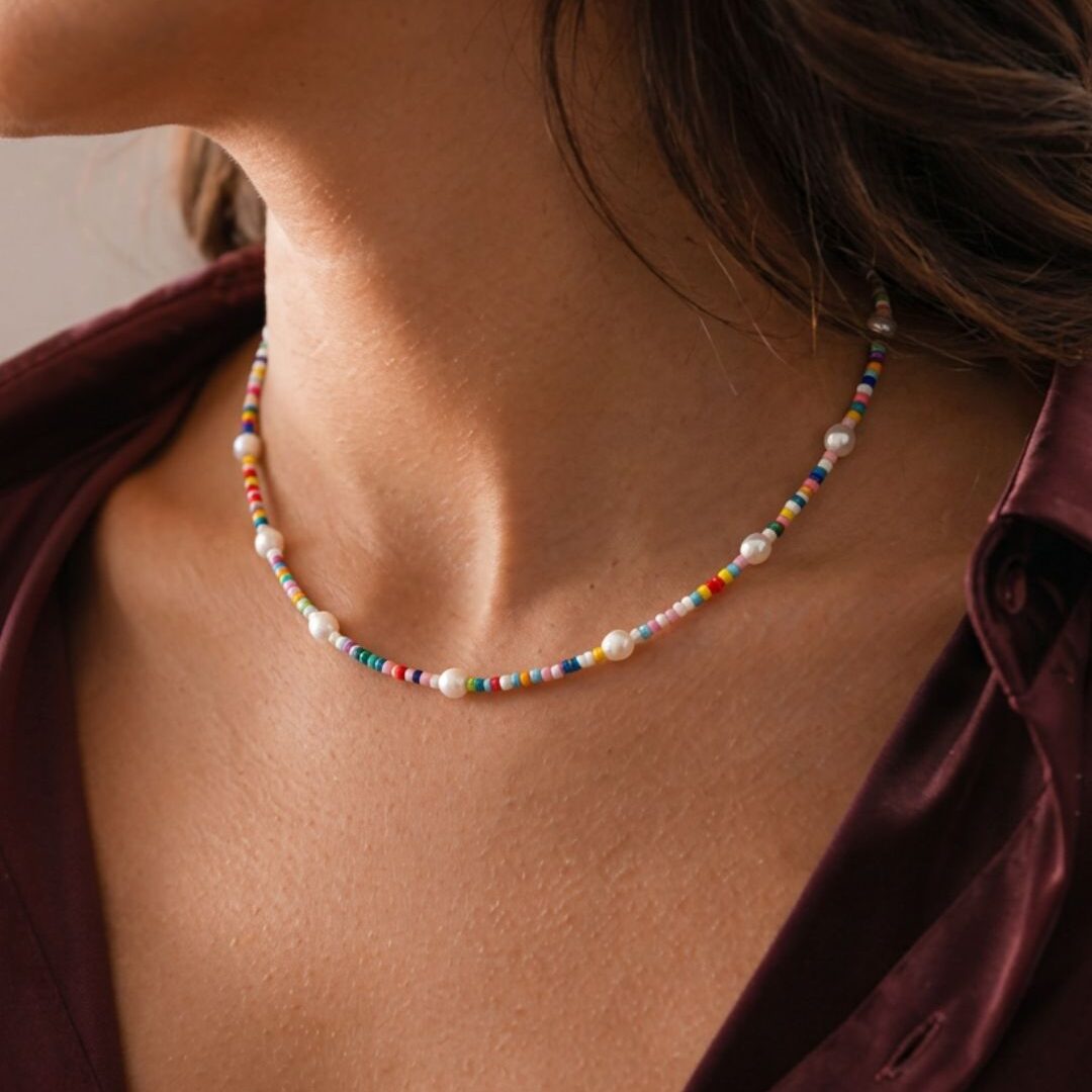 Quitar fondo rosadito a la letra (1) Collar de colores y perlas de rio Pasionaria accesorios